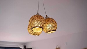 A ceiling with two hanging pendant lights with a woven design. - Foça Kybele (Foça)
