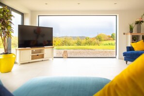 Smart TV - Orchard Barn - 4 BD Barn Conversion with Stunning Views (Cropthorne)