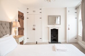 2 bedrooms, iron/ironing board, free WiFi, bed sheets - Cosy Detached 2 Bed Cottage in Tewkesbury Centre (Tewkesbury)
