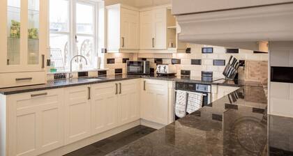 Cosy Detached 2 Bed Cottage in Tewkesbury Centre