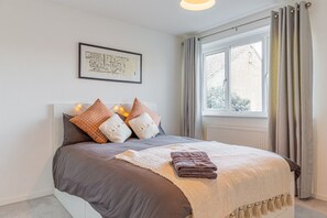 2 chambres, bureau, fer et planche à repasser, lit de bébé portatif