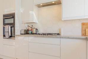 Kühlschrank, Mikrowelle, Ofen, Herdplatte