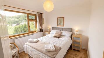 5 bedrooms, desk, iron/ironing board, free WiFi