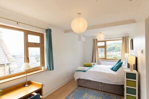 5 bedrooms, desk, iron/ironing board, free WiFi - The Dormers | 5BD with Amazing Views & Space to Work (Ruscombe)