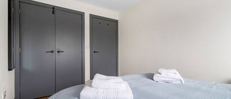 1 dormitorio, escritorio, tabla de planchar con plancha y wifi gratis