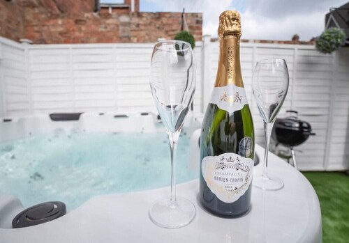 Amberley House - with Hot Tub with Free Parking