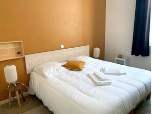 2 bedrooms, travel crib, free WiFi