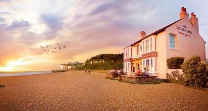 *Sea view* coastal chalet with pool access