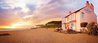 *Sea view* coastal chalet with pool access