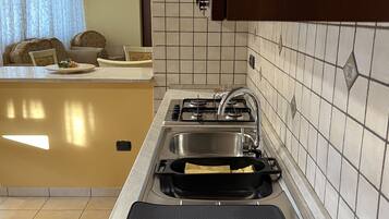 Kühlschrank, Ofen, Herdplatte, Wasserkocher mit Kaffee-/Teezubehör