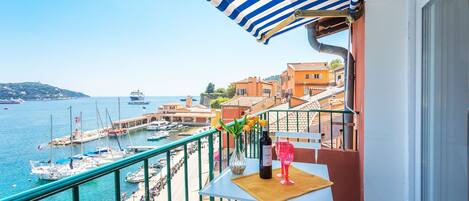 تناول الطعام بالخارج