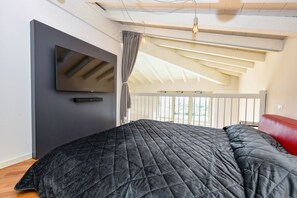 1 bedroom, iron/ironing board, free WiFi, bed sheets - Loft la Torretta with lake view and pool (Puegnago sul Garda)