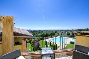 Property grounds - Loft la Torretta with lake view and pool (Puegnago sul Garda)
