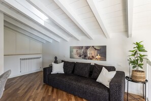 TV - Loft la Torretta with lake view and pool (Puegnago sul Garda)