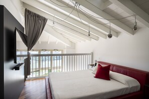 1 bedroom, iron/ironing board, free WiFi, bed sheets - Loft la Torretta with lake view and pool (Puegnago sul Garda)