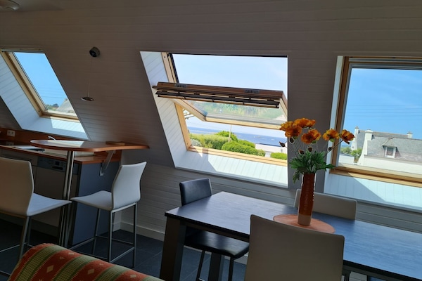 Vue mer du séjour et coin cuisine