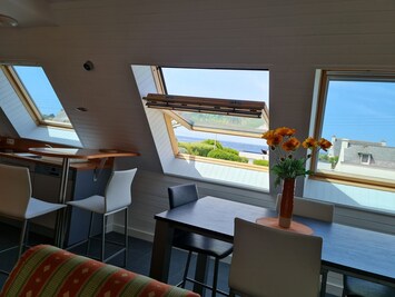 Vue mer du séjour et coin cuisine