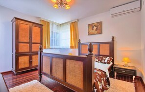 7 bedrooms, travel crib, free WiFi, bed sheets - Beach front home in Porec (Porec)