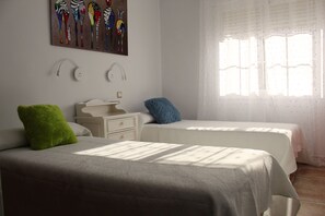 3 chambres, coffres-forts dans les chambres, fer et planche à repasser