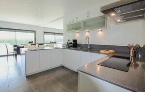 Réfrigérateur, four, plaque de cuisson, lave-vaisselle