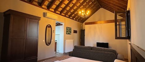 Studio phong cách cổ điển | Khu vực ăn uống tại phòng