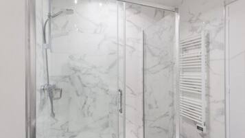 Haartrockner, Handtücher, Seife, Shampoo