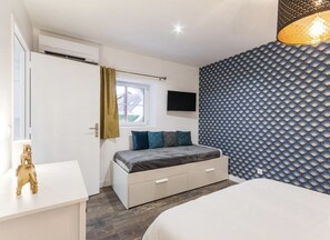 2 bedrooms, bed sheets