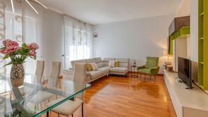 Leilighet – comfort | Oppholdsområde | En 70-centimeters Flatskjerm-TV med digitale kanaler samt TV