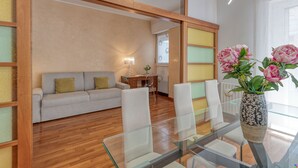 Leilighet – comfort | Oppholdsområde | En 70-centimeters Flatskjerm-TV med digitale kanaler samt TV