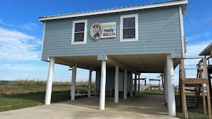Un edificio de dos pisos con un letrero que dice "Welcome to Pearly Whites".