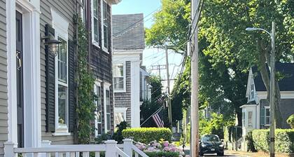 Renovated 2024, Blocks From the Inner Harbor/ Downtown - King, Twins, Pull out.