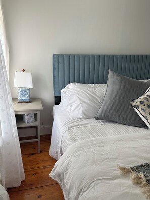 2 bedrooms, iron/ironing board, travel crib, free WiFi - Renovated 2024, Blocks From the Inner Harbor/ Downtown - King, Twins, Pull out. (Nantucket)