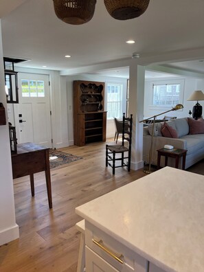 Smart TV, books - Renovated 2024, Blocks From the Inner Harbor/ Downtown - King, Twins, Pull out. (Nantucket)