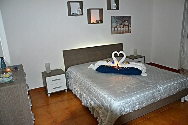 3 bedrooms, iron/ironing board, bed sheets