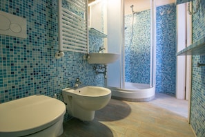 Shower, hair dryer, bidet, towels - Cantine, two-bedroom terraced house PLUS (Cecina)