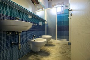 Douche, sèche-cheveux, bidet, serviettes fournies