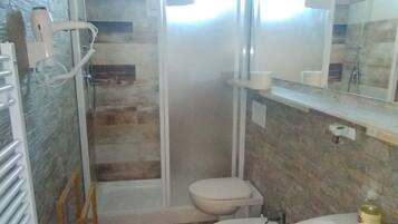 Dusche, Haartrockner, Bidet, Handtücher