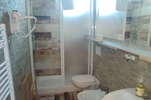 Douche, sèche-cheveux, bidet, serviettes fournies