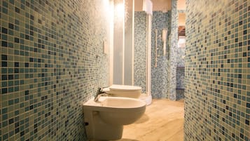 Dusche, Haartrockner, Bidet, Handtücher