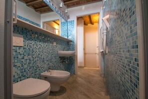 Douche, sèche-cheveux, bidet, serviettes fournies