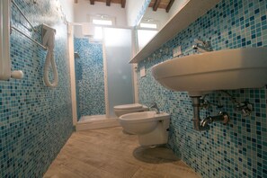 Dusche, Haartrockner, Bidet, Handtücher