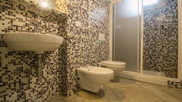 Douche, sĂšche-cheveux, bidet, serviettes fournies
