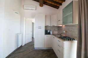 Fridge, microwave, stovetop, dishwasher - Fienile building, two-bedroom terraced house (Cecina)