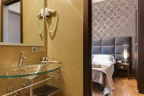 Habitación doble | Baño | Regadera con hidromasaje, amenidades de baño gratuitas, pantuflas 