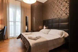 双人房 | 客房内保险箱、办公桌、免费 WiFi