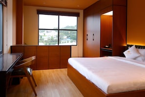 Premium bedding, Select Comfort beds, minibar, desk