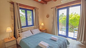 3 bedrooms, in-room safe, iron/ironing board, travel cot
