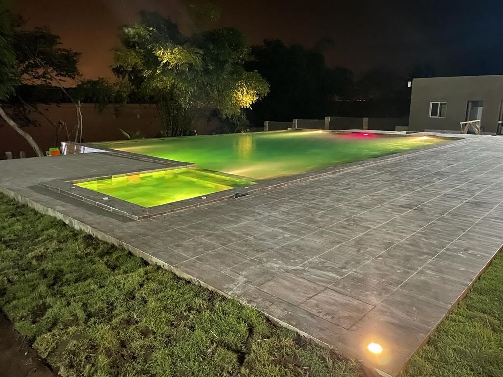 室外游泳池，提供救生員