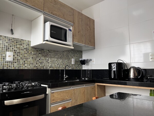 Réfrigérateur, micro-ondes, plaque de cuisson, cafetière/bouilloire