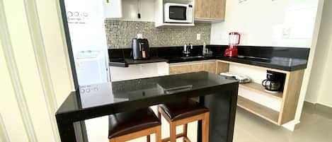 Kjøleskap, mikrobølgeovn, kokeplater og kaffetrakter/tekoker